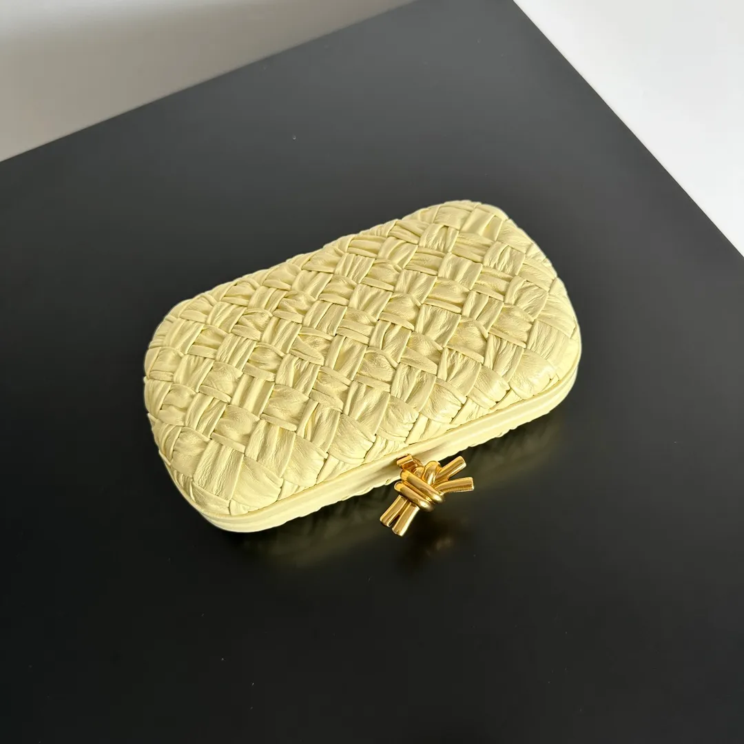 Batch 1860 BV Knot | The classic return of the evening bag. Original leather ➕ Stainless steel hardware ➕ 24k real gold plating ➕ Fully handmade. Those who know the history of our brand should have heard that the knot is a story of Bottega Veneta, and it is also one of the more important design elements. Matthieu Blazy's work this season sublimates Knot's classics, with a new knot design and a woven shoulder strap, plus Fouland Intreccio's weaving technology, adding some fashion to the retro and nostalgic feel of the past. Style number: 717622 Size: 20.5*6*12.5